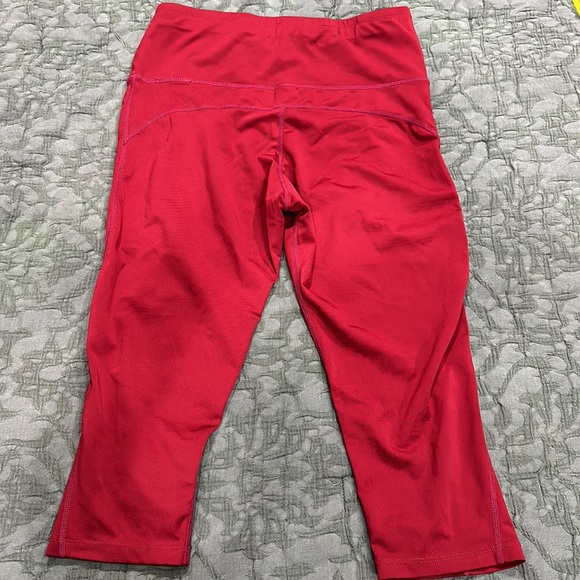 Dark red athletic capris size large - Picture 2 of 4
